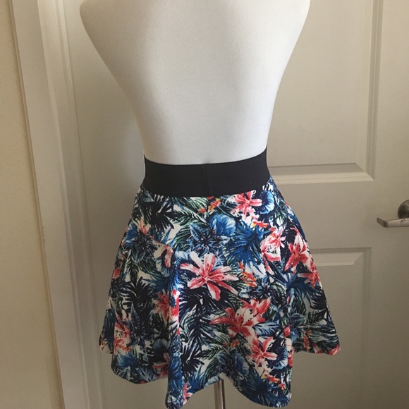 UNIQUE MARILYN MONROE BRAND SKIRT! - Picture 2 of 3